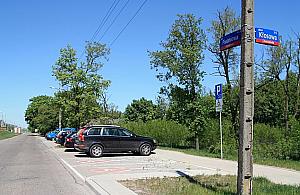 Giną auta, znikają tablice. Na celowniku parkingi przy stacjach