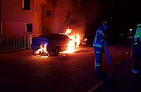 Nocny po�ar w Wawrze. Auto sp�on�o