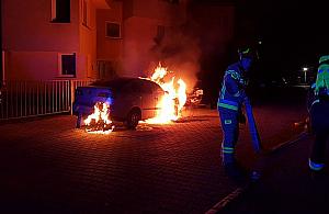 Nocny pożar w Wawrze. Auto spłonęło