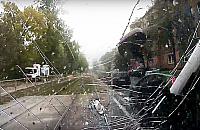 Z telefonem za kierownic�, prosto pod tramwaj [FILM]