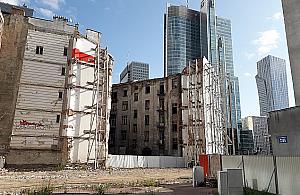 Nowy symbol Warszawy. Rudera między wieżowcami