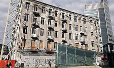 Nowy symbol Warszawy. Rudera między wieżowcami