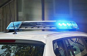 Zniszczył auto i uciekł. Kobieta prosi o pomoc