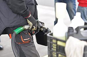 Uwaga! Kradną paliwo. "Wyrwana klapka, uszkodzony wlew"