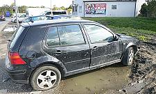 Splądrowali auto na oczach sąsiadów. "Obojętni na cudze nieszczęście"