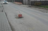 Buduj� kanalizacj� w Wawrze. "Jaki� pr�t wystaje z ulicy"