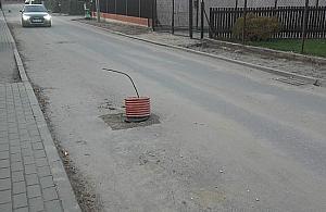 Budują kanalizację w Wawrze. "Jakiś pręt wystaje z ulicy"