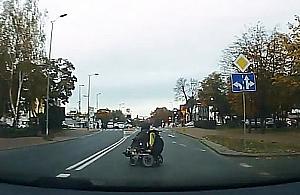 Drogowy pirat... na wózku inwalidzkim. Zadziwiający film