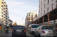 Pieszych nie widać, kierowcy pędzą. "Zgodne z projektem"