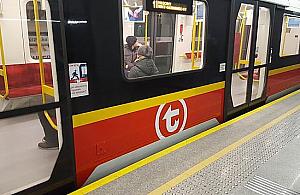 Godziny szczytu, metro nie jeździ. "Pozostawiony bagaż"