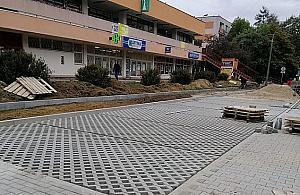 Parking zamiast chodnika? "Na Bródnie rządzą samochody i kierowcy"