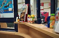 Poczta czy osiedlowy sklep? W ofercie znicze i... Maggi