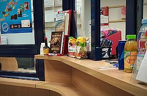 Poczta czy osiedlowy sklep? W ofercie znicze i... Maggi