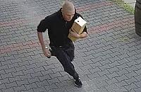 Kto okradł sklep przy Współczesnej? Wyraźne zdjęcia podejrzanego