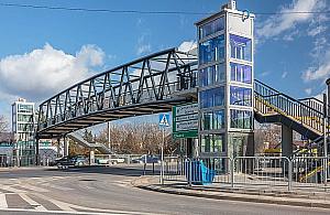 Kładka-pomyłka? Bariera dla matek z wózkami i rowerzystów