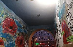 Niezwykły, kobiecy mural. "Odmienił obskurne przejście"