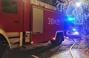 Potężny pożar na Woli. Policjanci ratowali dzieci