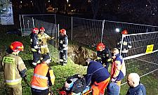 Wypadek na Jelonkach. Mężczyzna wpadł do wykopu