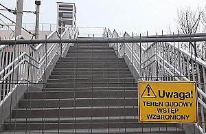 Kolejarze kontra kładka. Ponad 1,5 roku opóźnienia