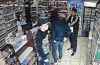 Pobili i okradli przechodnia. Policja prosi o pomoc