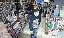 Pobili i okradli przechodnia. Policja prosi o pomoc