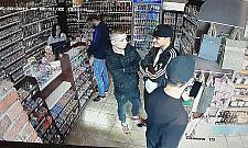 Pobili i okradli przechodnia. Policja prosi o pomoc