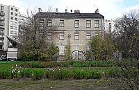 Rudera między blokami. "Zburzcie to!"