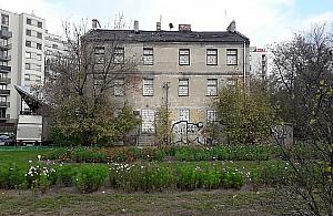 Rudera między blokami. "Zburzcie to!"