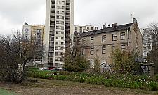 Rudera między blokami. "Zburzcie to!"