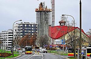 Nowy symbol Chomiczówki? Rośnie okazała dzwonnica