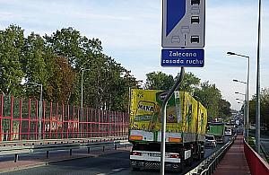 Jazda na suwak obowiązkowa. "Tylko w konkretnych przypadkach"