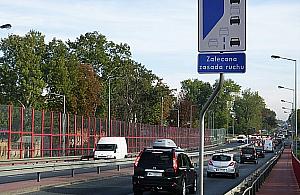 Koniec przepychanek na wiadukcie? Obowiązkowy "suwak"