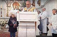 Ksi�dz z serduszkiem. Na Bielanach to ju� tradycja