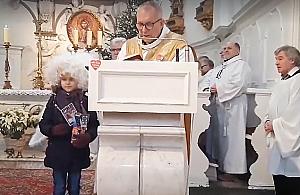 Ksiądz z serduszkiem. Na Bielanach to już tradycja