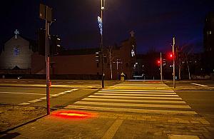 Przejście dla... wpatrzonych w telefon. Drogowcy testują nowinkę