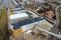 Podstawówka pnie się w górę. Tuż obok kładka dla pieszych