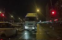Nocny rajd tira. Dwupasm�wk� pod pr�d [FILM]