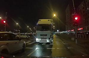 Nocny rajd tira. Dwupasm�wk� pod pr�d [FILM]