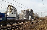 Bloki tuż przy torach. Chętnych nie brakuje