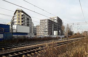 Bloki tuż przy torach. Chętnych nie brakuje