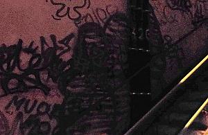 Dziwna noc pod mostem. Namalował graffiti i... wezwał policję