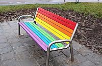 "Ustawmy 666 tęczowych ławek". Aktywista znów trolluje