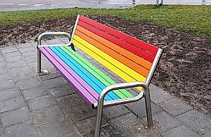 "Ustawmy 666 tęczowych ławek". Aktywista znów trolluje