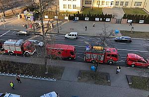 Podejrzany proszek wstrząsnął bielańskim ratuszem. Urzędniczki na obserwacji