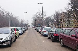 Płatne parkowanie na Bielanach: proszą mieszkańcy, nalega burmistrz