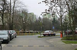 Szlabany na Chomiczówce. "Jakim prawem chcą zagrodzić wjazd?"