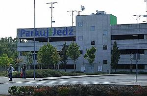 Brakuje miejsc parkingowych, ale... mieszkańcy nie chcą parkingu