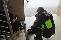 Szedł boso przez Muranów. Strażnik dał mu buty