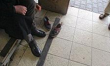 Szedł boso przez Muranów. Strażnik dał mu buty