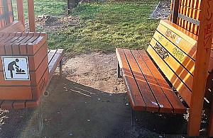 Tak się bawią Bielany. Tłuczone szkło na przewijaku